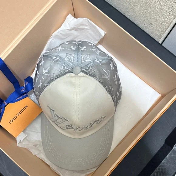 Louis Vuitton Gray and white Monogram Cap - Picture 3 of 10